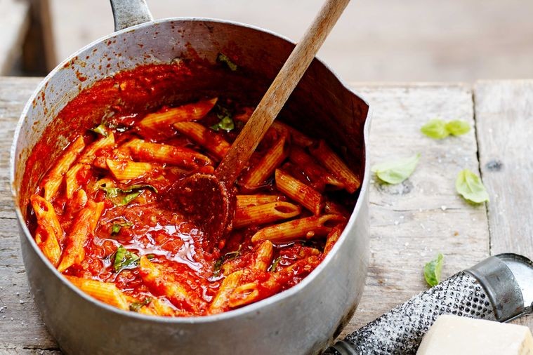 Penne met nduja, tomaat en basilicum