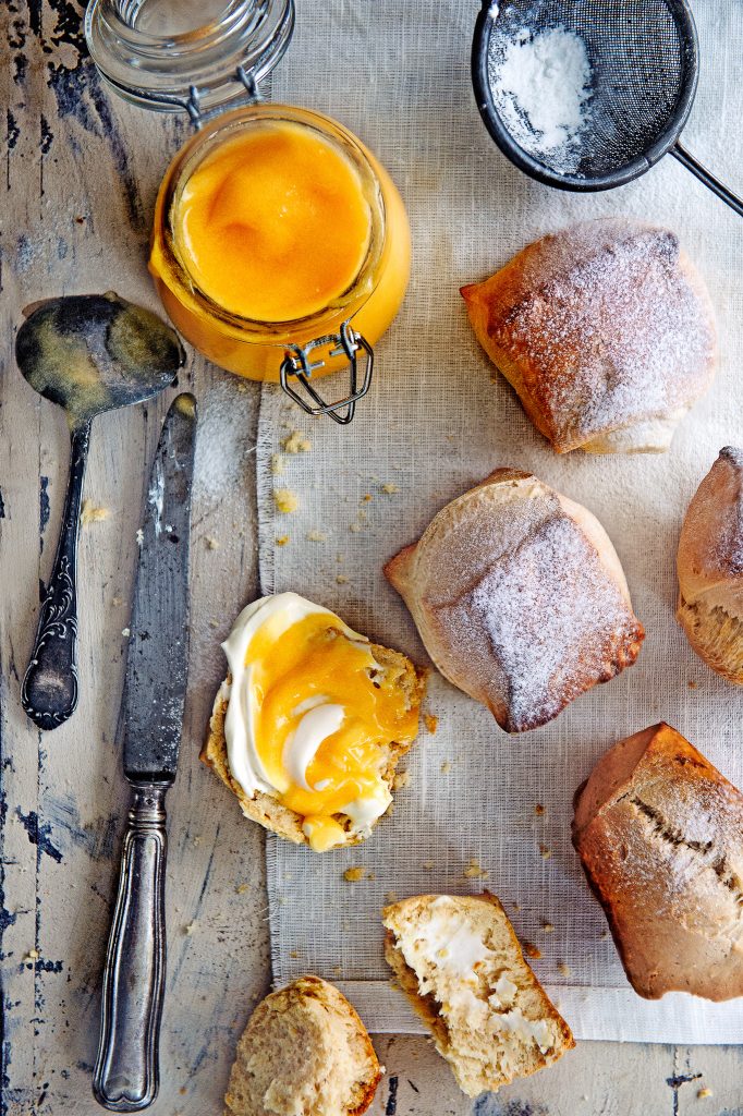 Citroen-vanille scones met lemoncurd