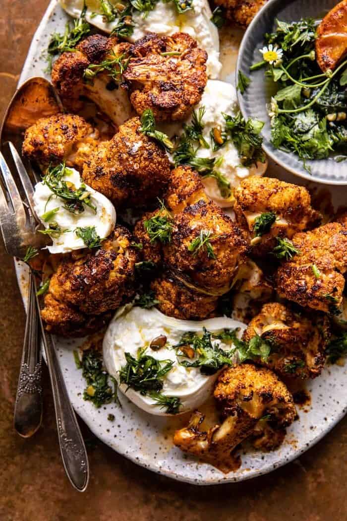 Krokantgeroosterde bloemkool met burrata en kruiden
