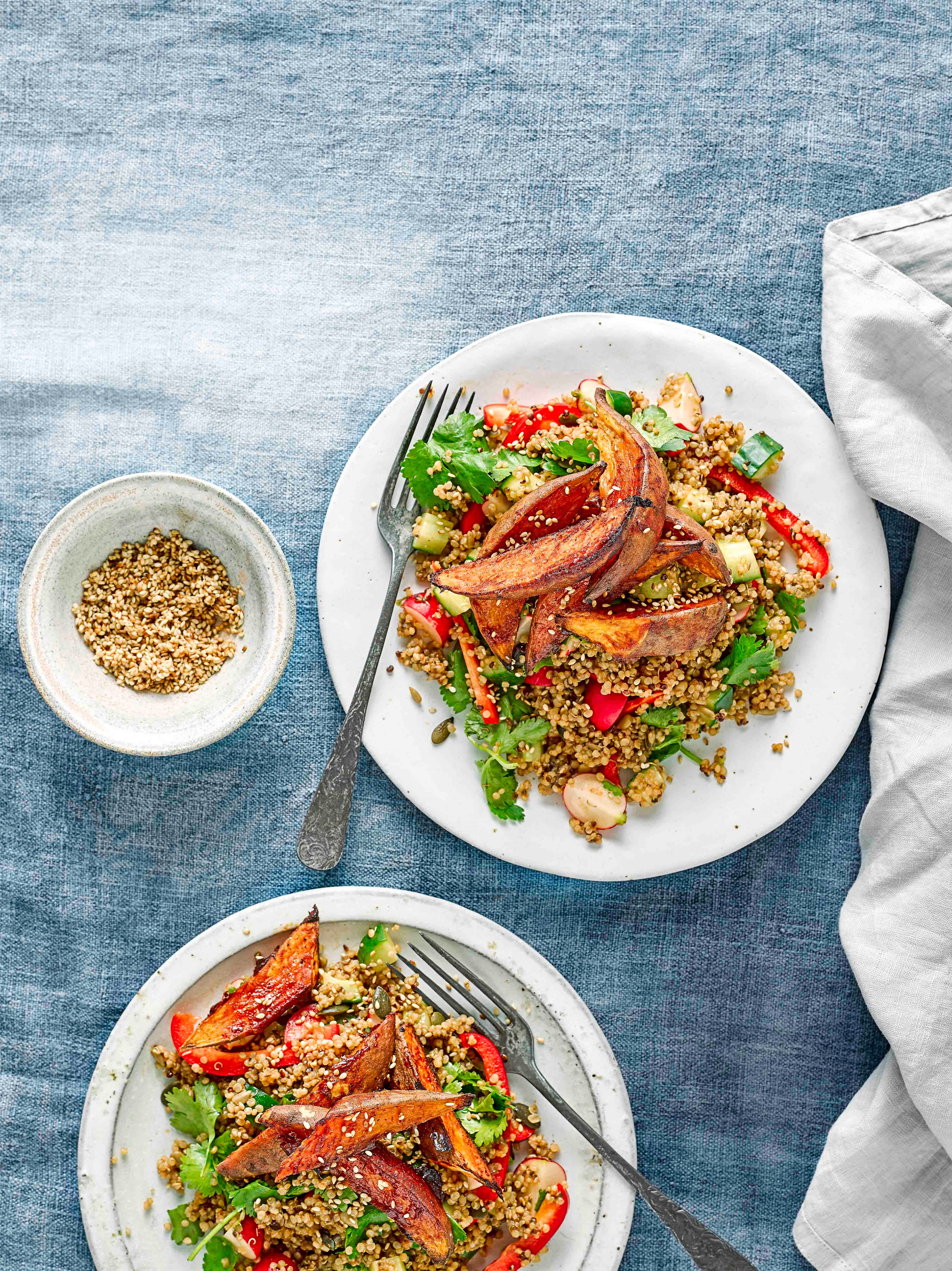 Gochujang geroosterde zoete aardappel met gemengde graansalade