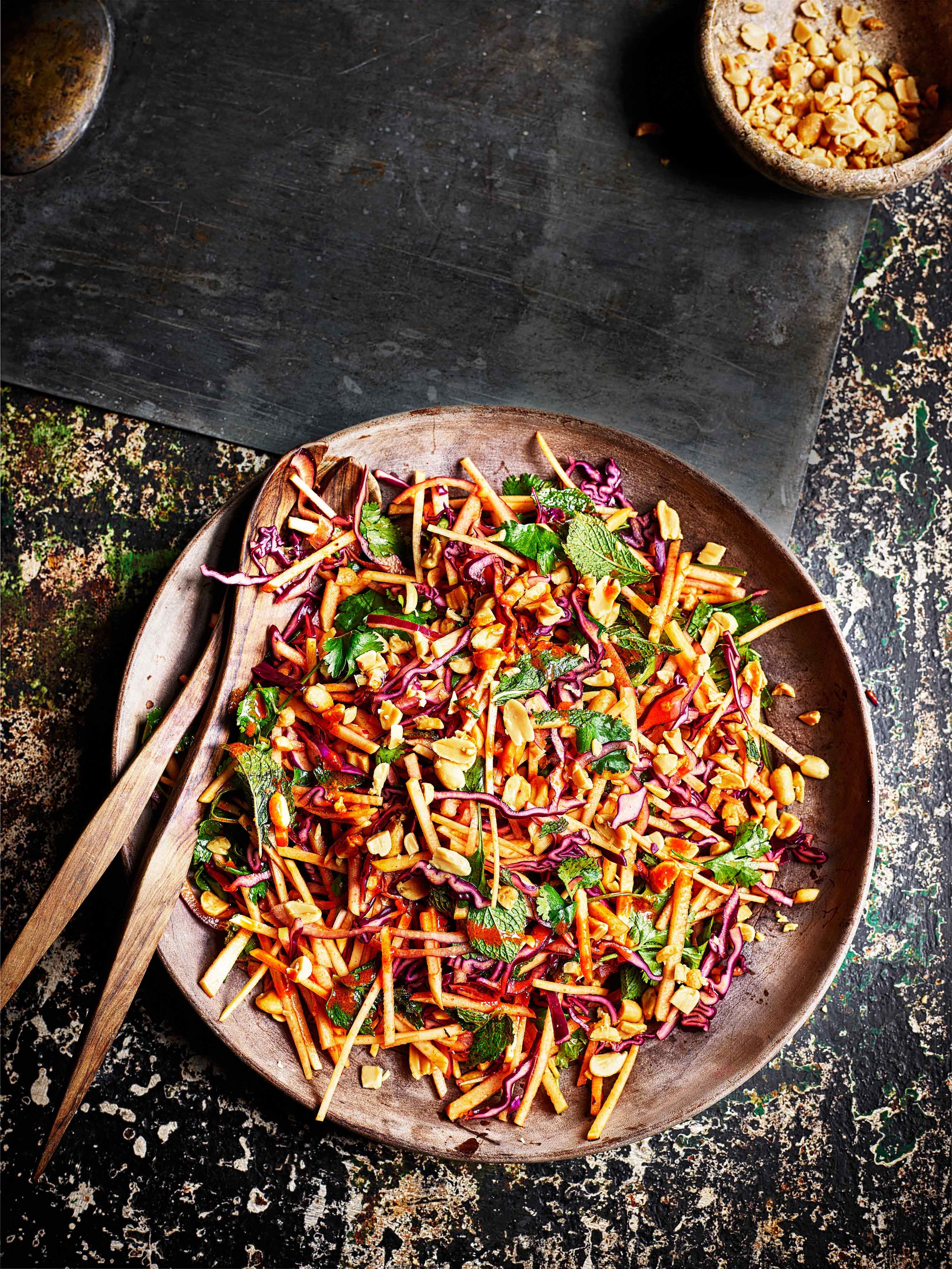 Gochujang kool, koriander en appelsalade