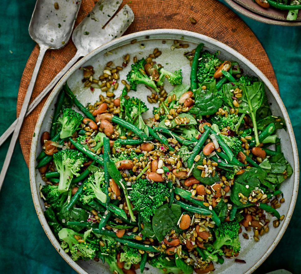 Salade van granen, groenten en bonen met pestodressing