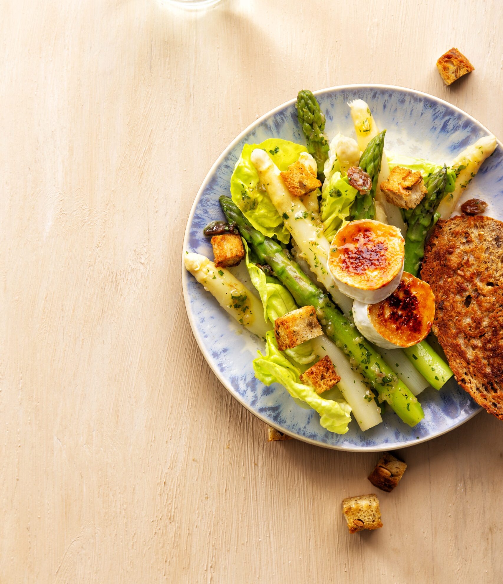 Aspergesalade met gekaramelliseerde geitenkaas en sjalottendressing