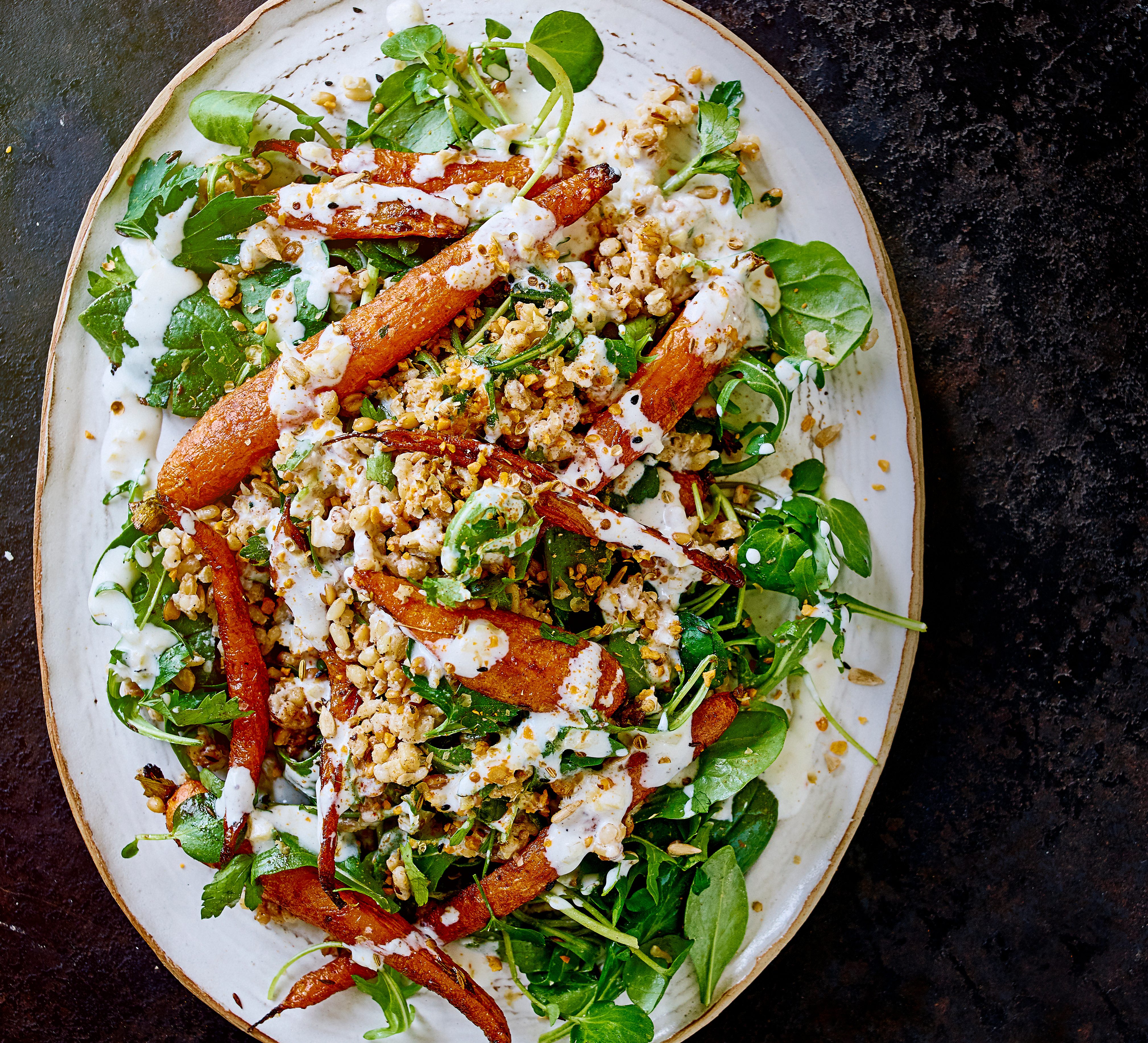 Geroosterde wortel en speltsalade met dukkah en gekonfijte citroendressing