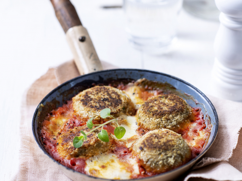 Gegratineerde groenteballetjes in tomatensaus