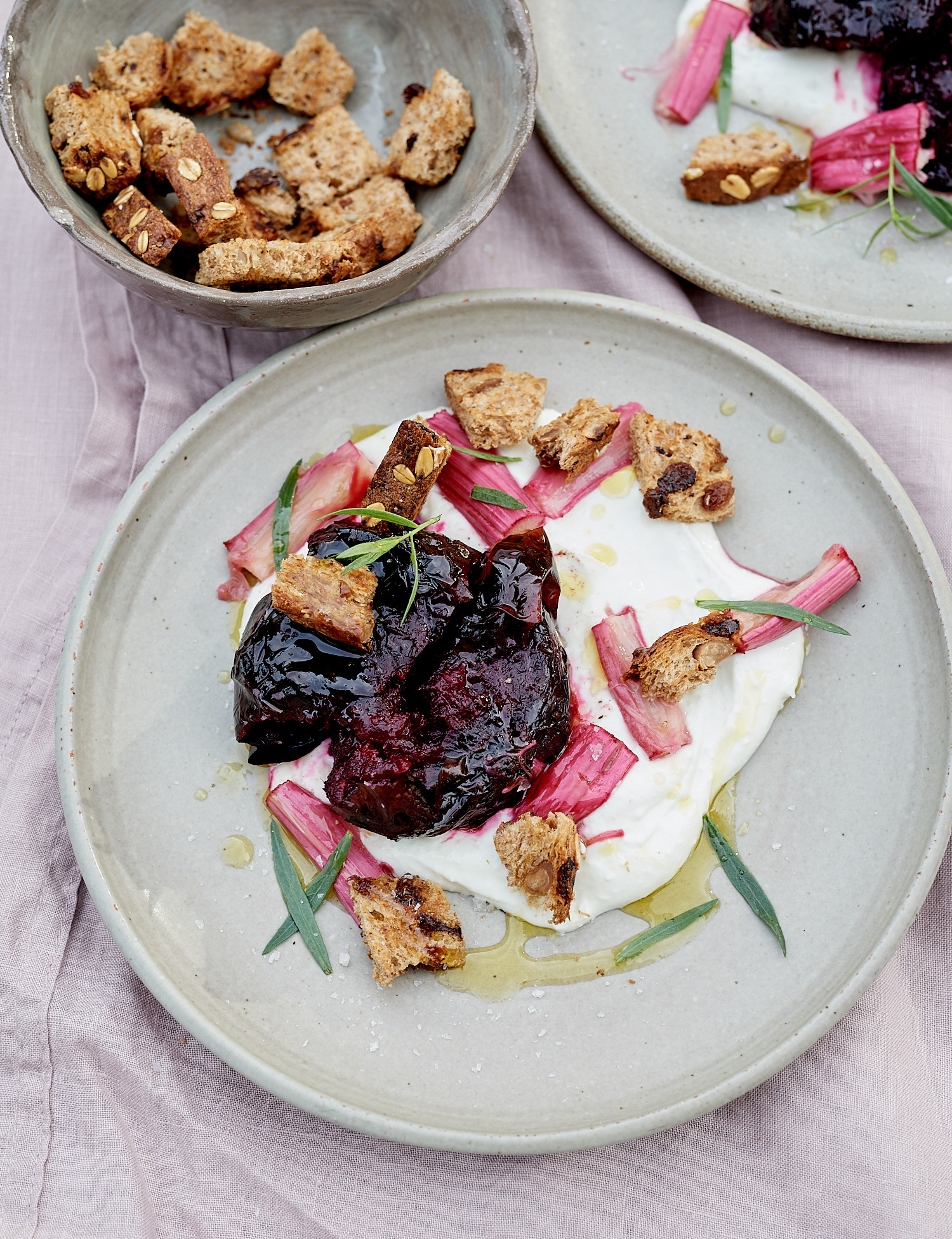 Geroosterde rabarber-bietensalade met opgeklopte feta