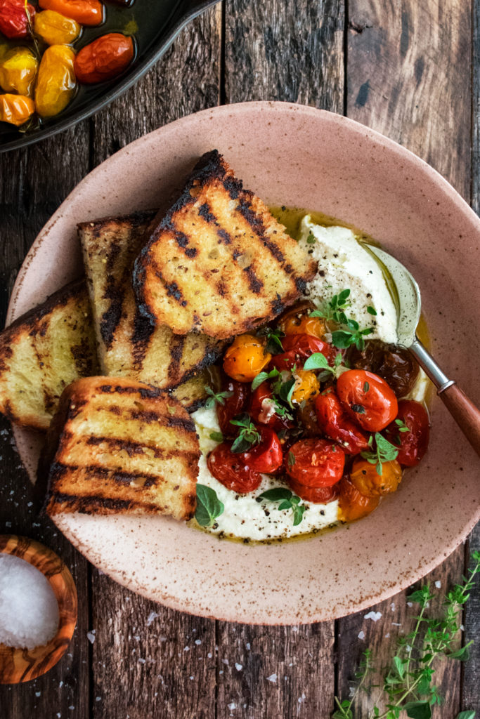 Opgeklopte feta en geroosterde tomaten