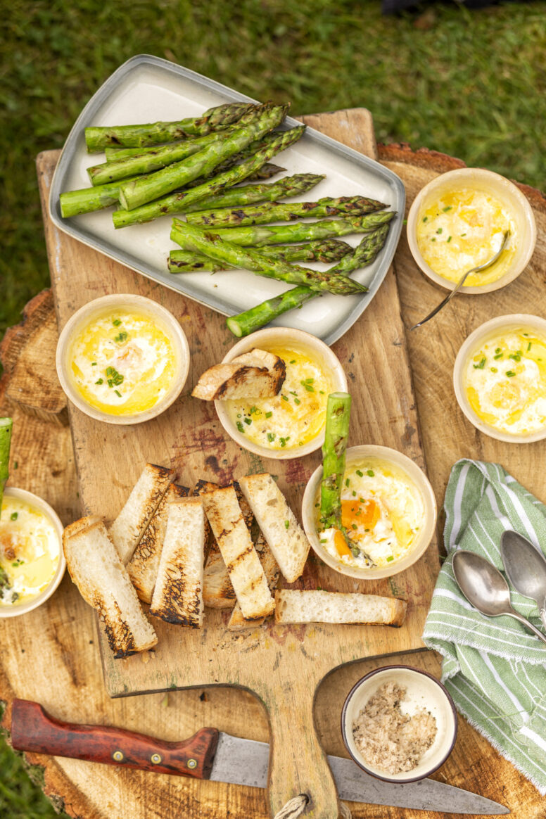 Smokey oeufs en cocotte met gegrilde groene asperges en croutons