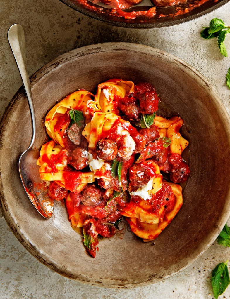 Tortelloni met gehaktballetjes in tomaten-ricottasaus