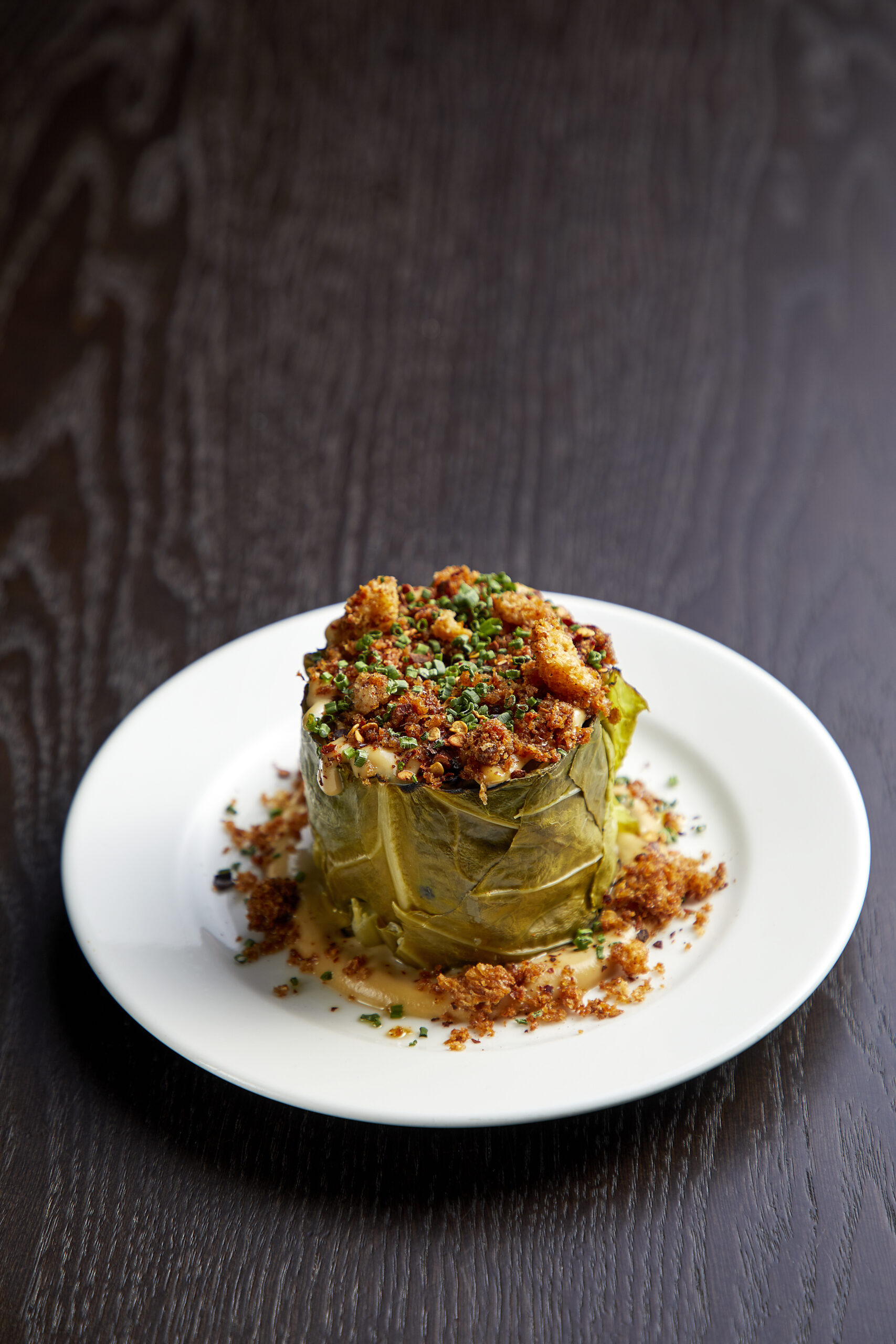Spitskool, anchoïade en knapperig broodkruim
