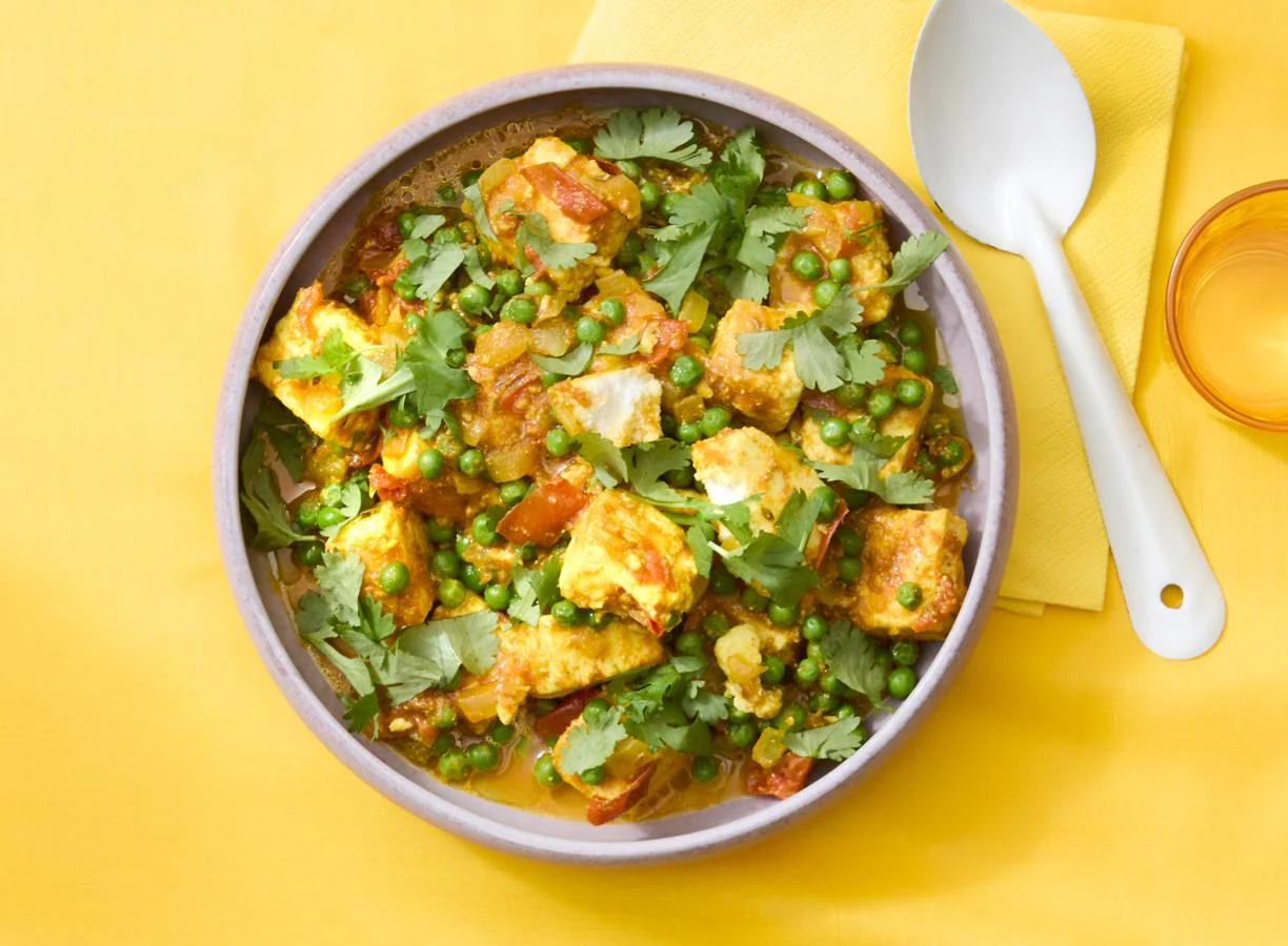 Paneer met tomaten en doperwten