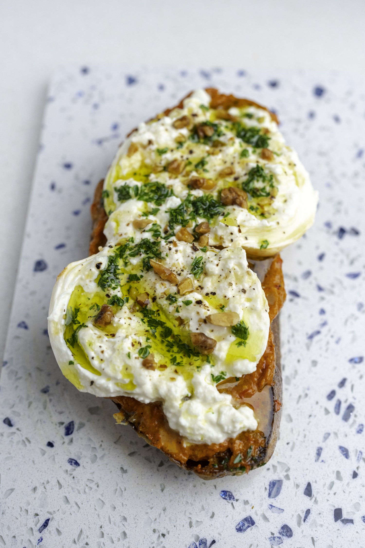 Toast met geroosterde rode peper en burrata