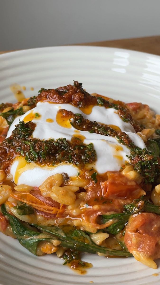 Romige orzo met zongedroogde tomaat en spinazie