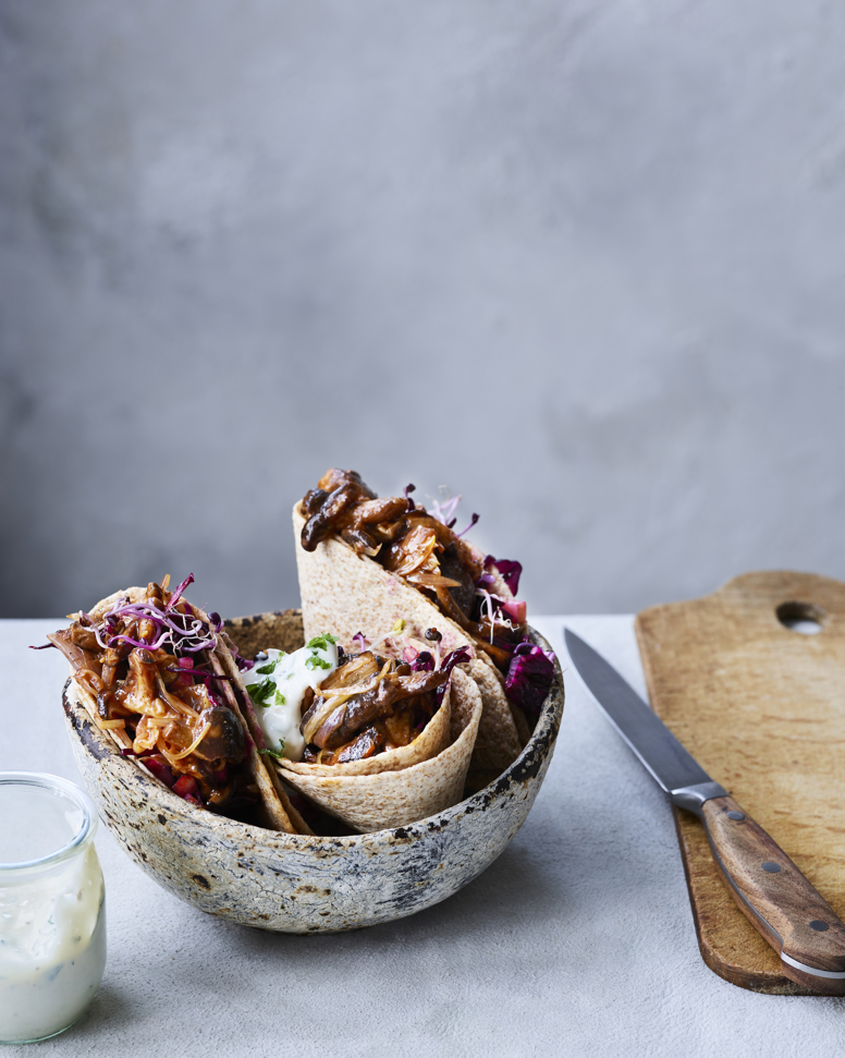 Wraps met pulled shiitakes, rodekoolsalade en muntsaus