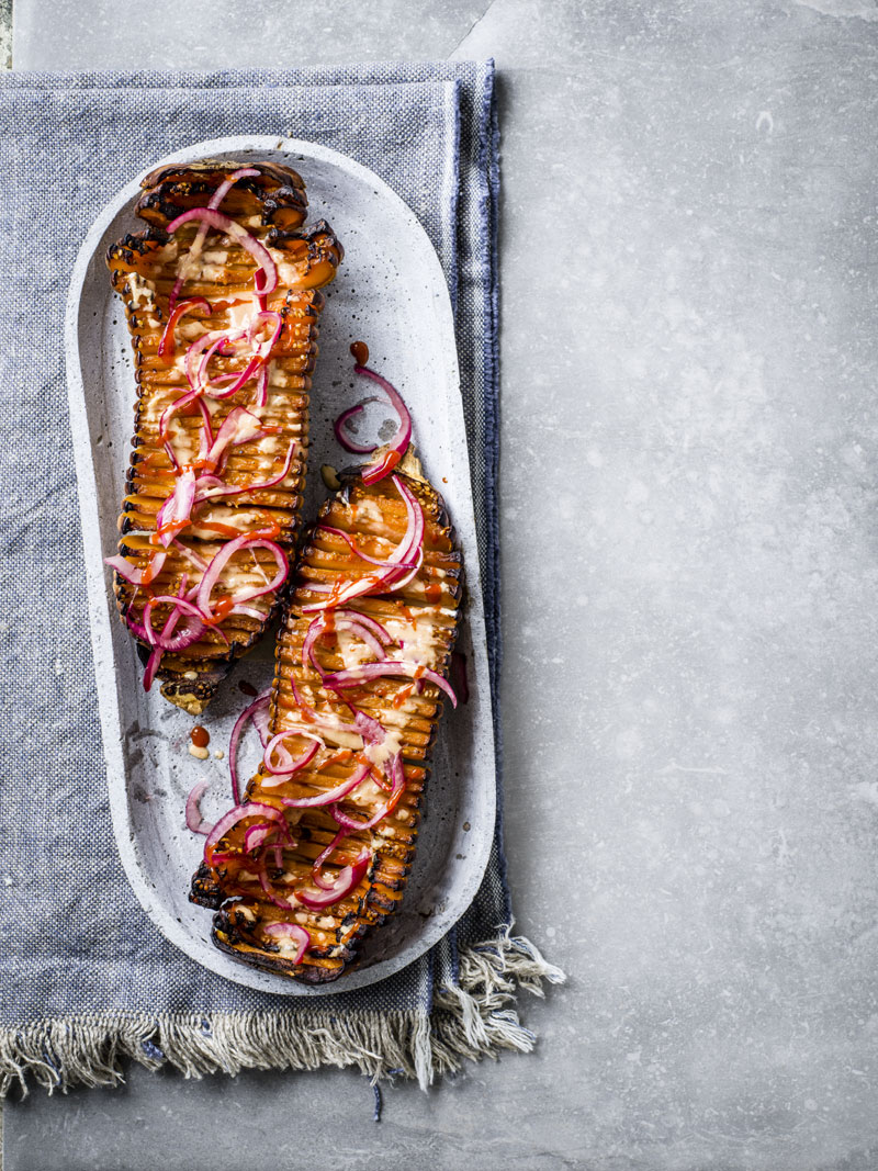 Hasselback-pompoen met sesam, honing en sriracha