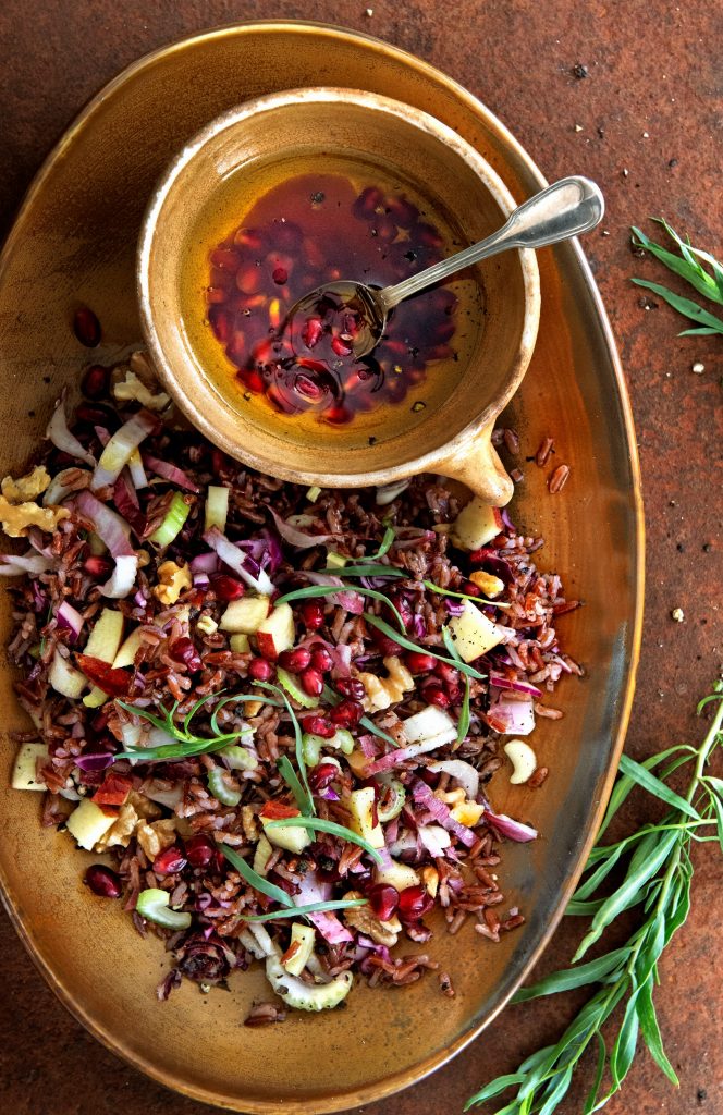 Rode-rijstsalade met roodlof, rodekool en geroosterde walnoten