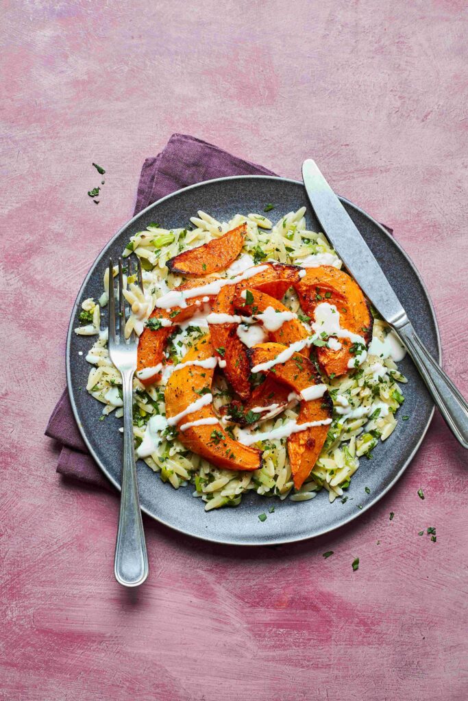 Orzo met geroosterde pompoen, gepofte knoflook en fetasaus