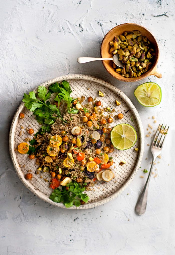 Quinoa met geroosterde wortel en kikkererwten