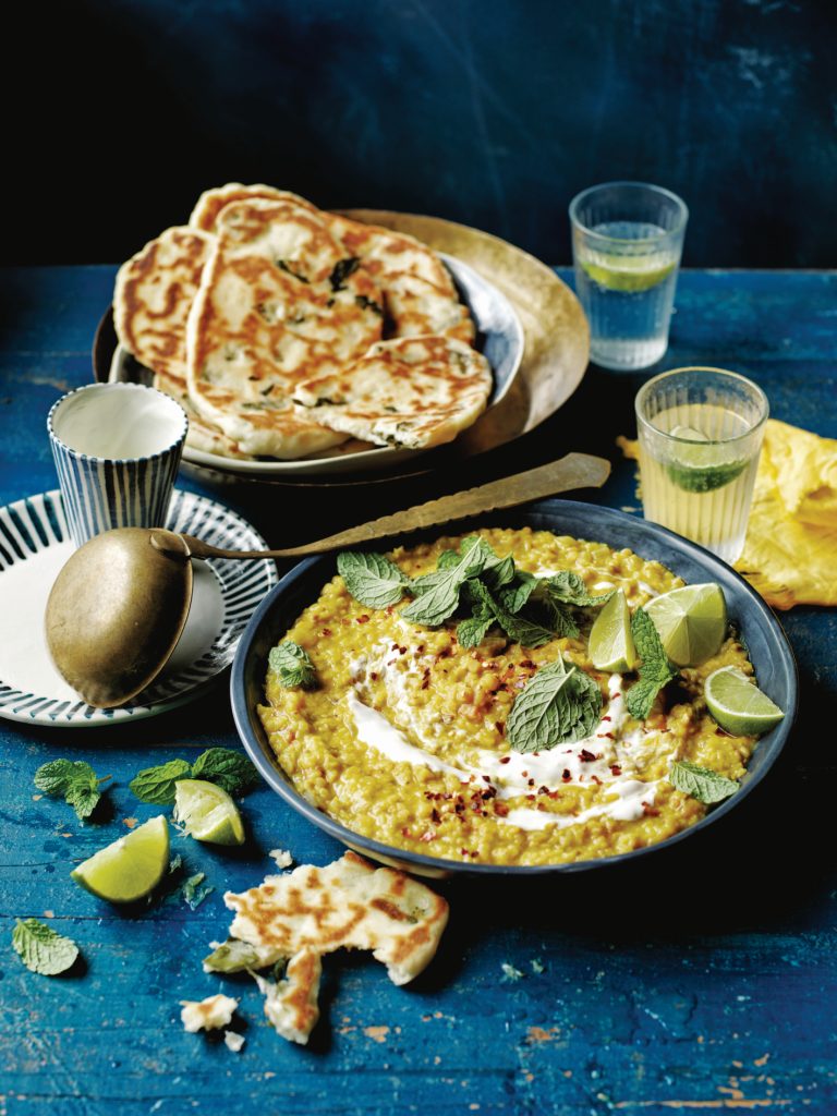 Kurkuma dahl met flatbread & kerrieblaadjes