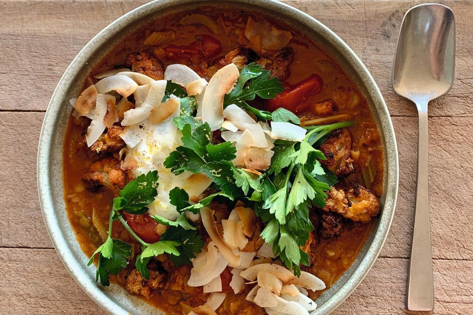 Kokos-currysoep met geroosterde bloemkool en rode linzen