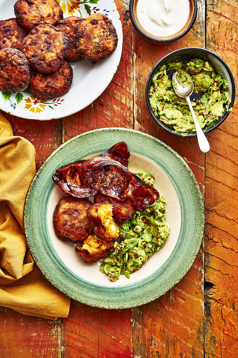Zoete-aardappel-maiskoekjes met tamarindebacon en avocado