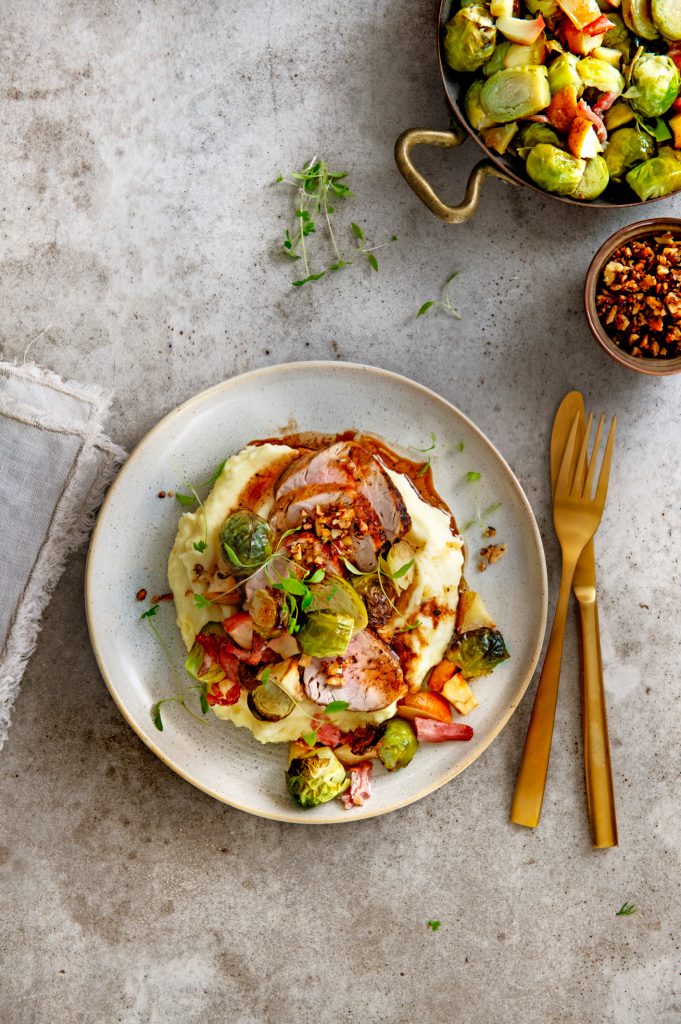 Varkenshaas met aardappelcrème, geroosterde spruitjes, bacon en appel