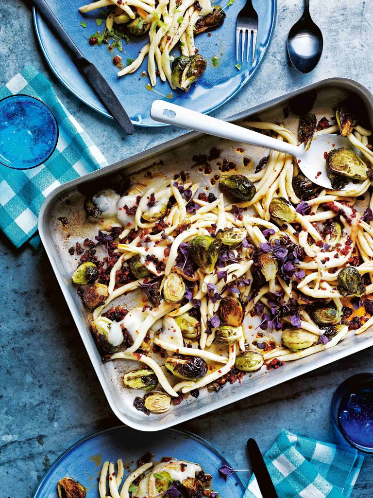 Geroosterde spruitjes met pasta, chorizo en taleggio