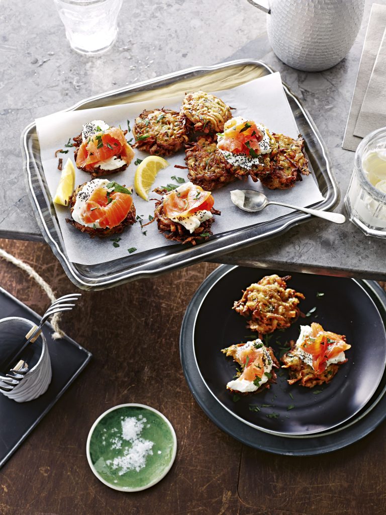 Latkes met gerookte zalm en roomkaas