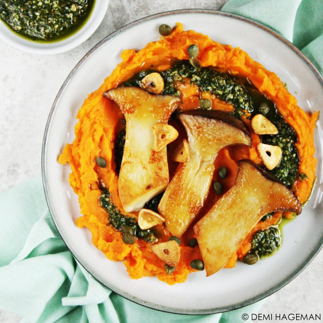 Koningoesterzwam met zoete aardappelpuree, pesto, kappertjes en knoflook