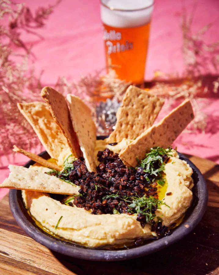 Hummus van kikkererwten met geroosterde chili-aubergine