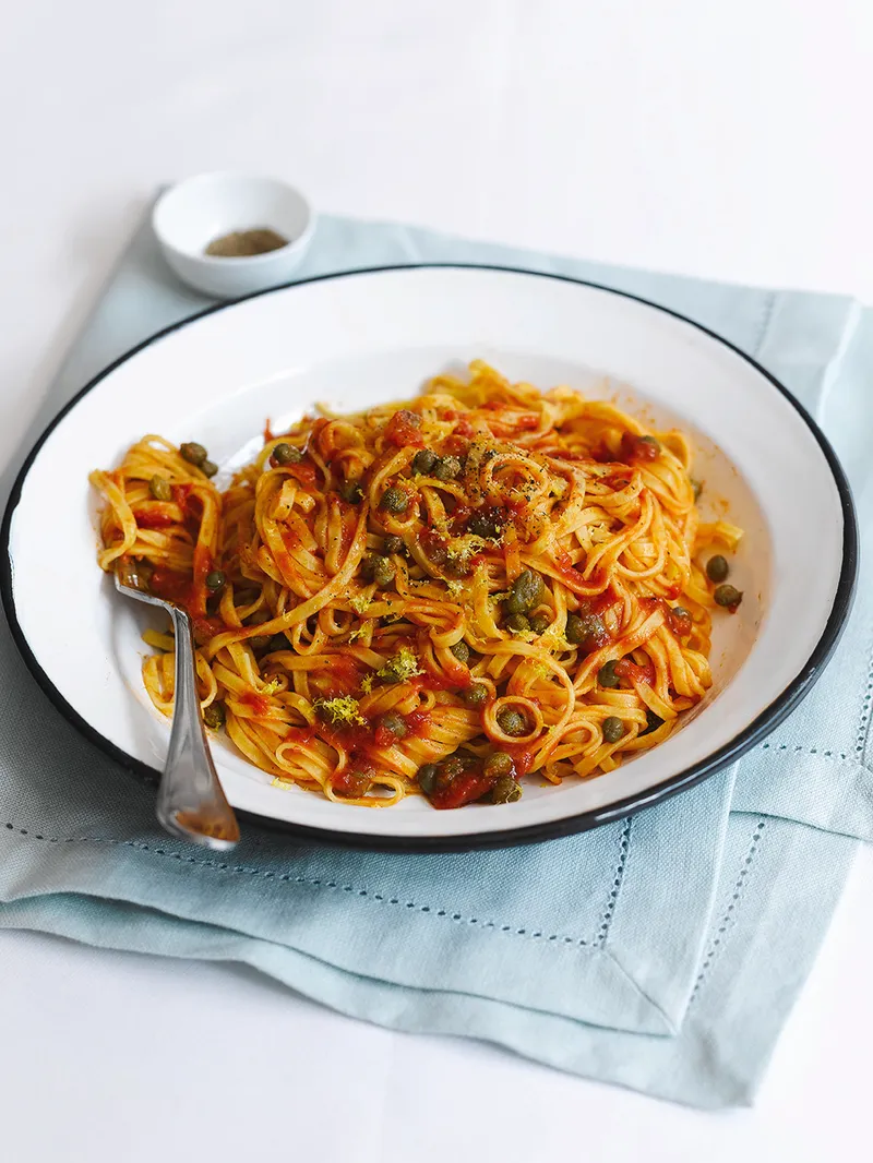 Pasta met kappertjes en tomaten