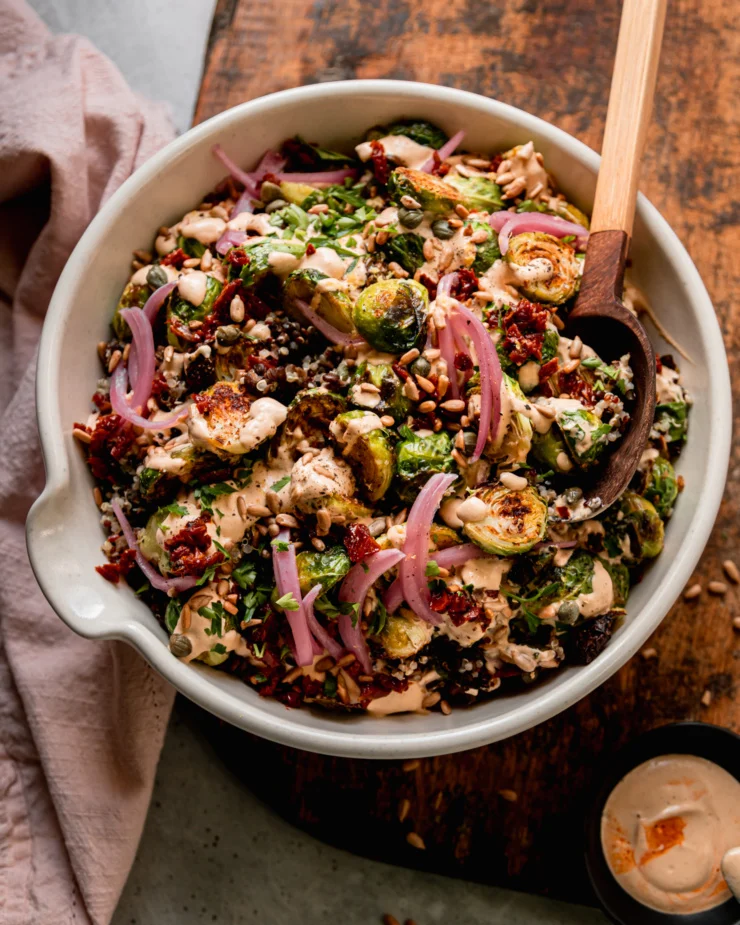 Geroosterde spruitjes, quinoa en linzensalade met pittige Caesar dressing