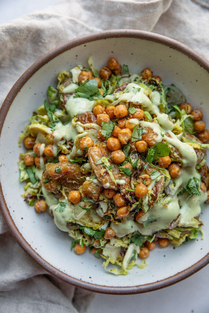 Gebakken spruitjes salade met aardappelen