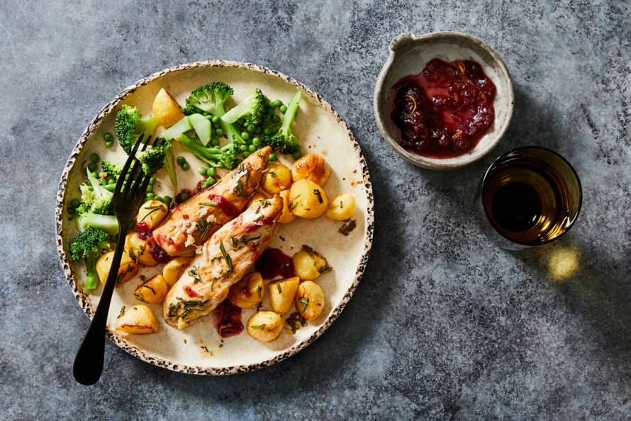 Ge­bra­den kip­fi­let met cran­ber­ry­saus