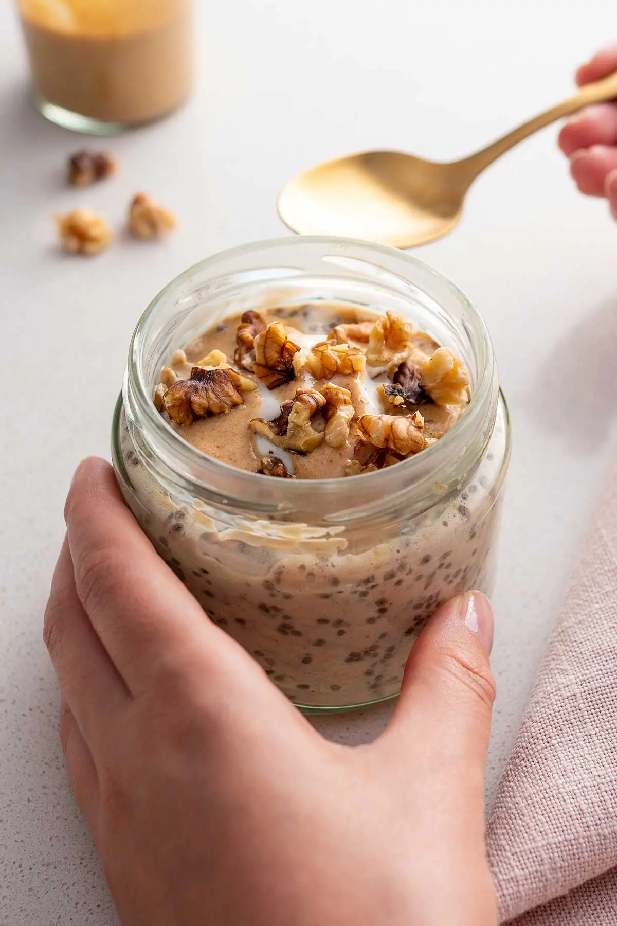 Overnight Oats van appeltaart met dadelkaramelsaus