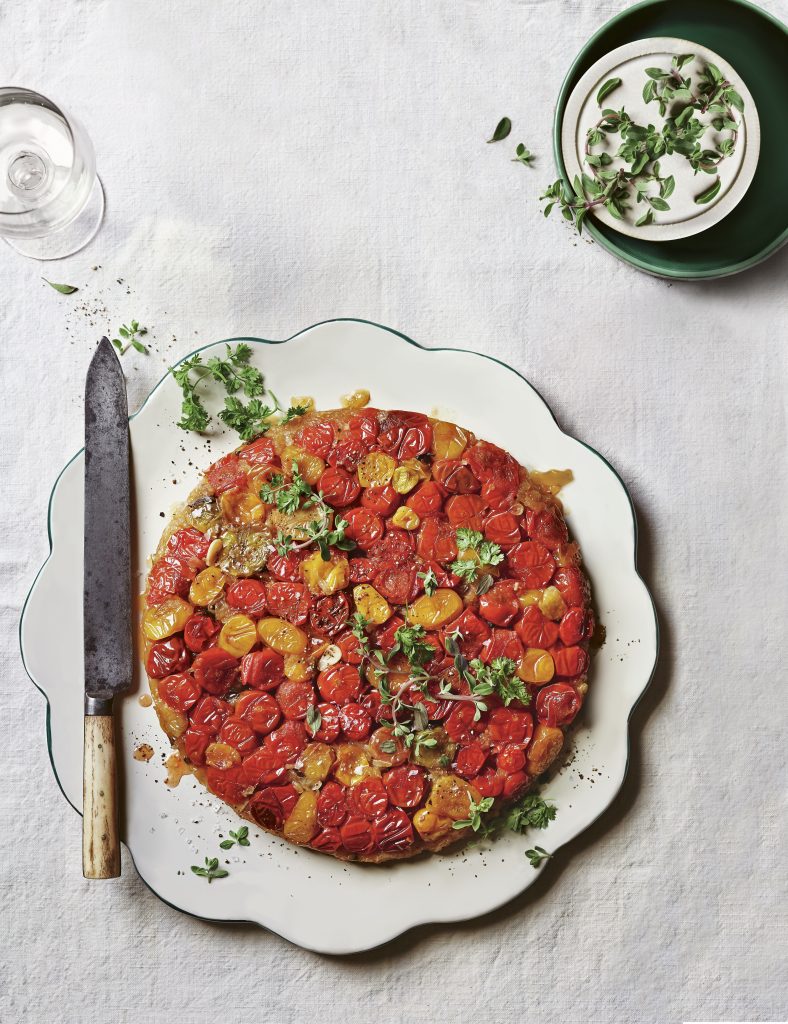 Tarte tatin van cherrytomaten met grove pesto
