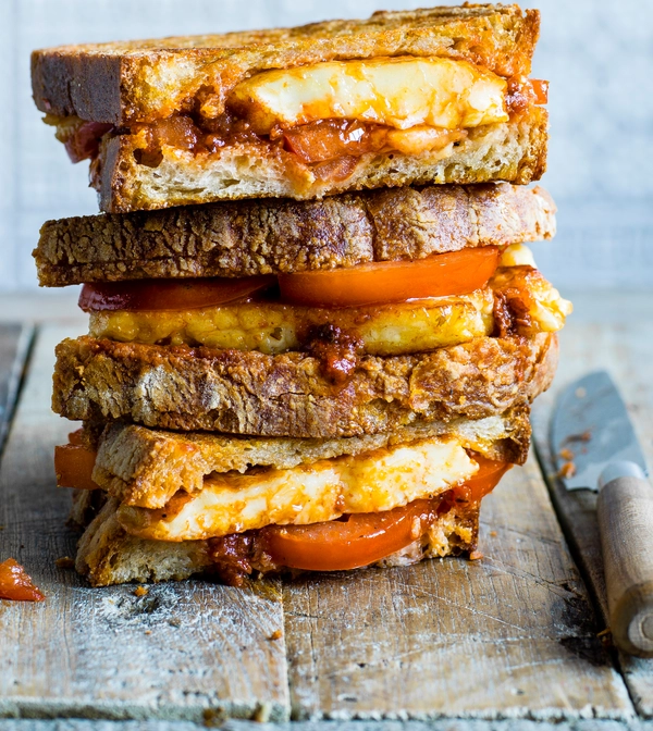 Toastie van halloumi met harissa en honing