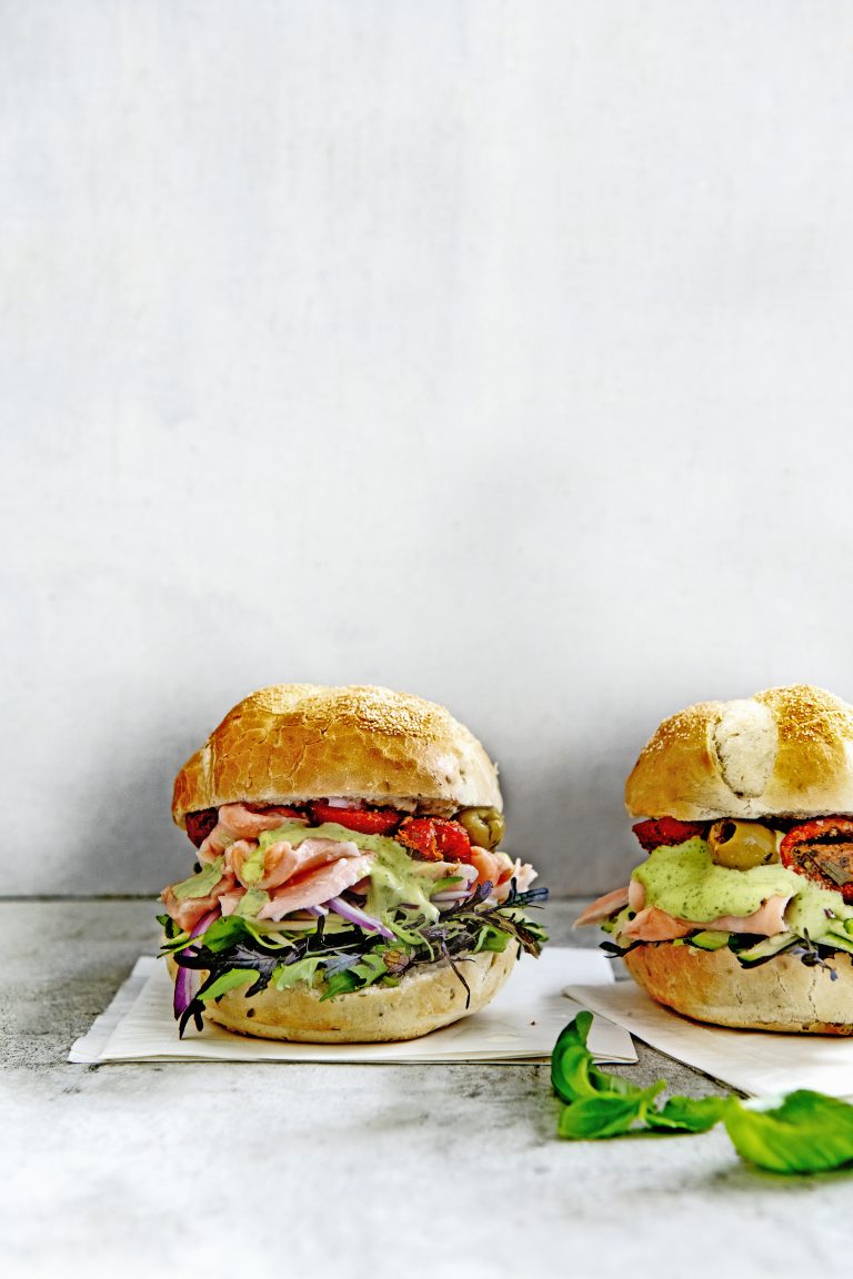 Broodje pulled zalm met basilicumsaus