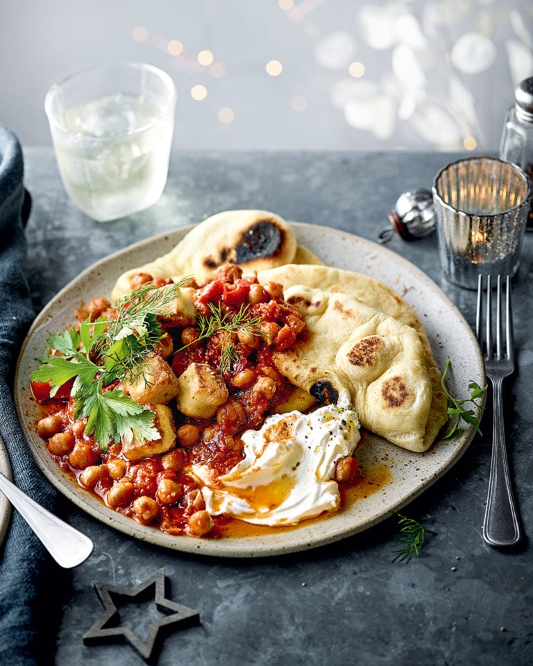 Harissa kikkererwtenstoofpot met krokante halloumi