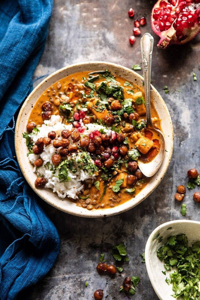 Zoete aardappel linzen curry met krokante sesam kikkererwten