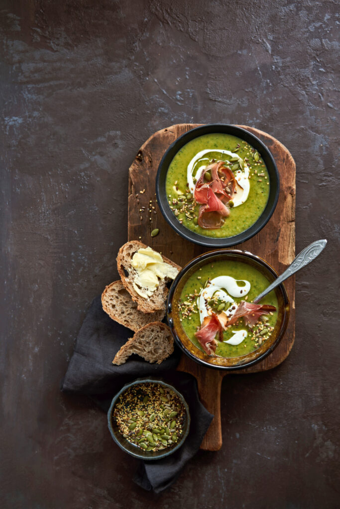 Broccoli-knolselderijsoep met whipped geitenkaas & zadencrunch