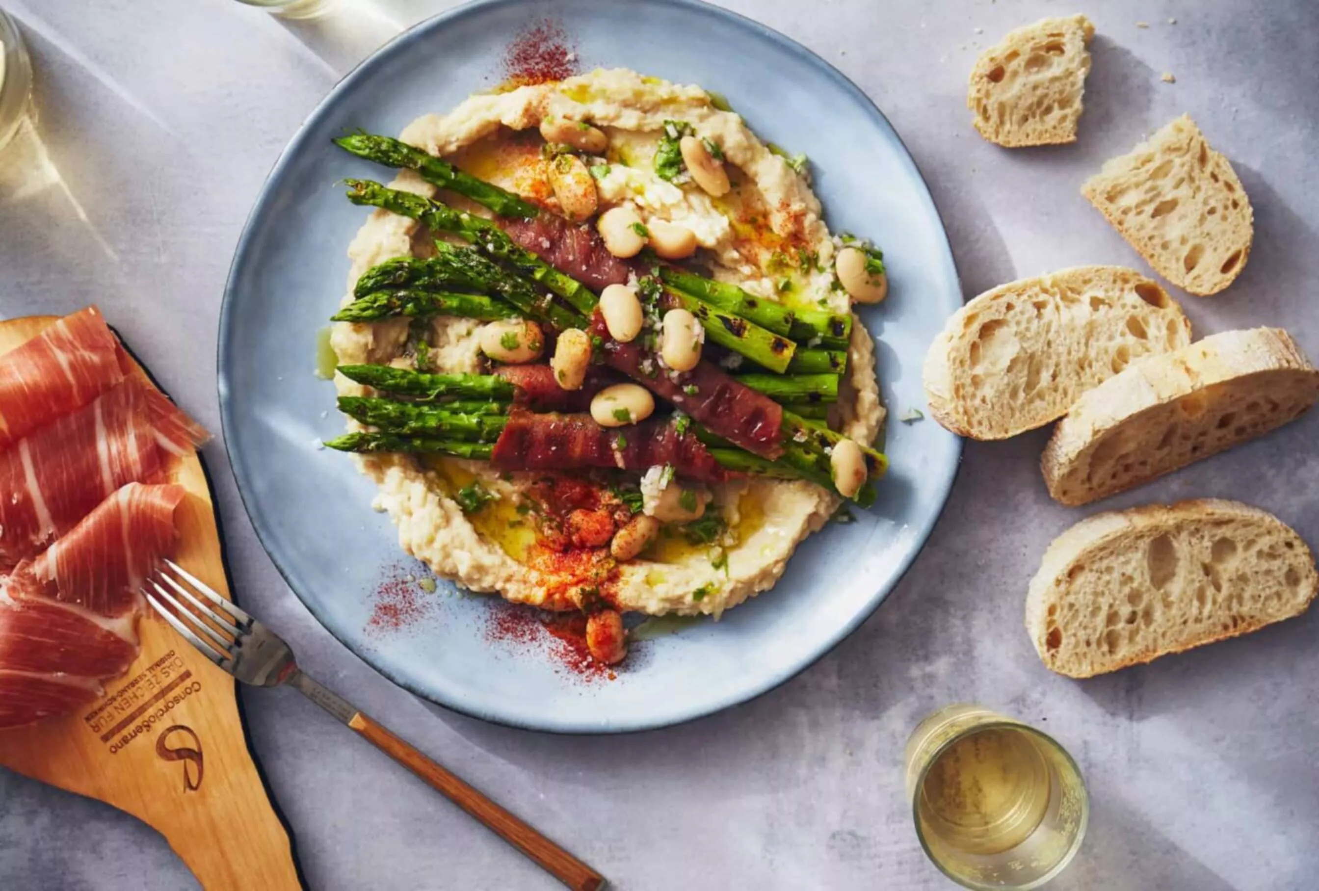 Groene asperges met ConsorcioSerrano-ham, bonenpuree en pimentón