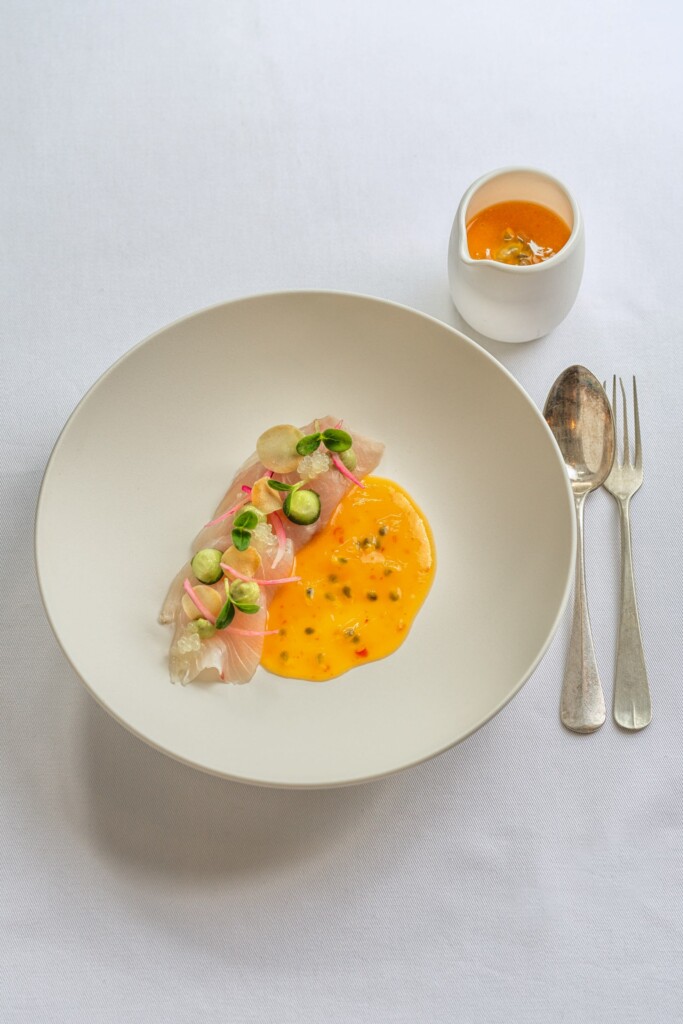 Aguachile met kingfishceviche, citruskaviaar en tortillacrunch