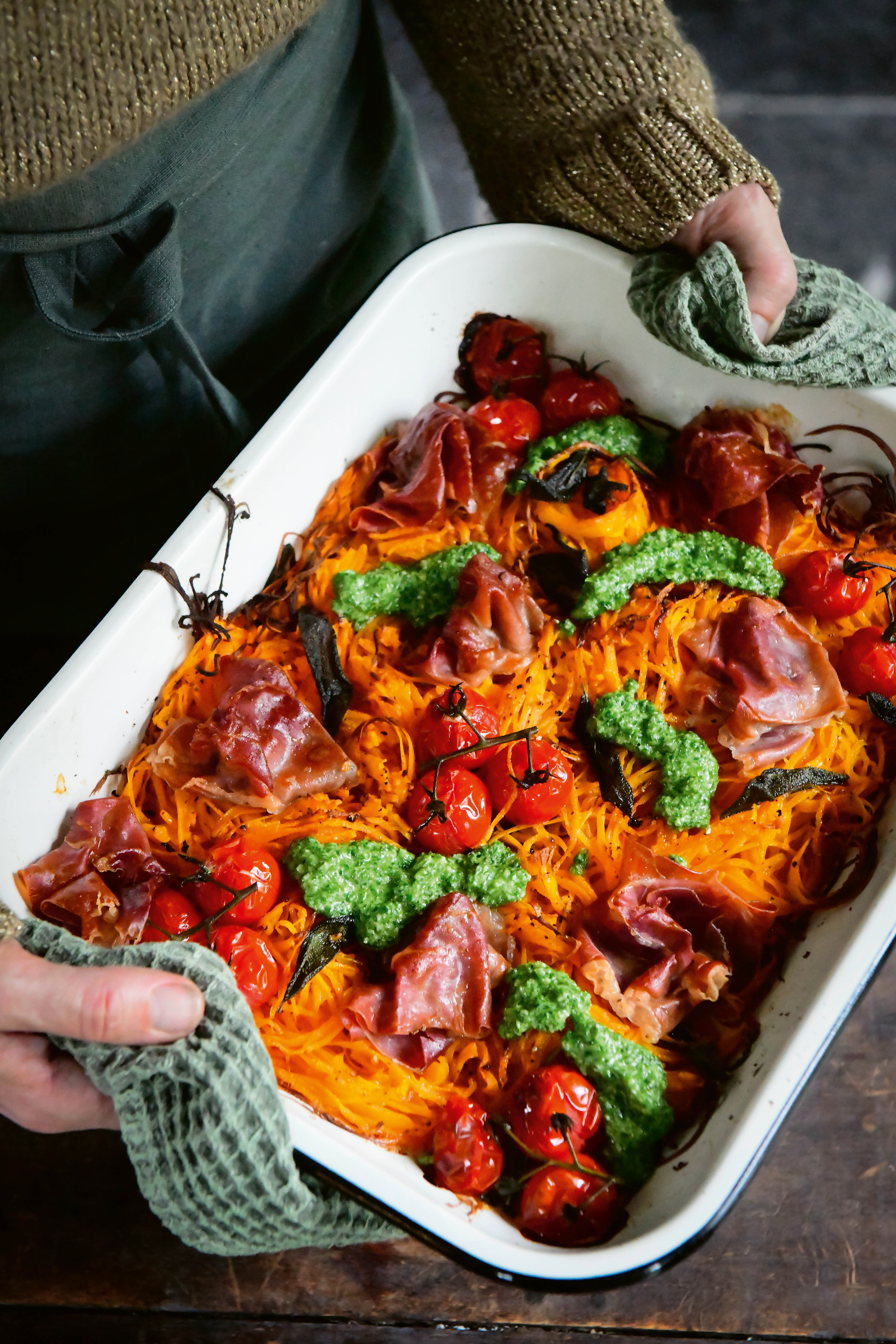 Geroosterde butternutspaghetti met ham en kerstomaatjes, geserveerd met een peterseliesaus 