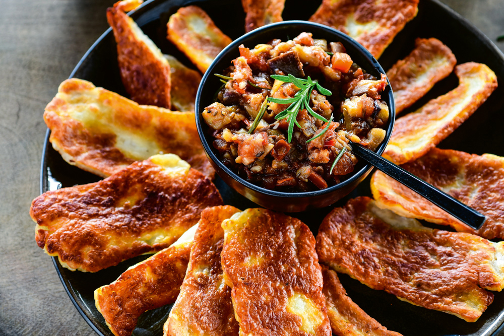 Krokant gebakken halloumi met mediterrane groentedip