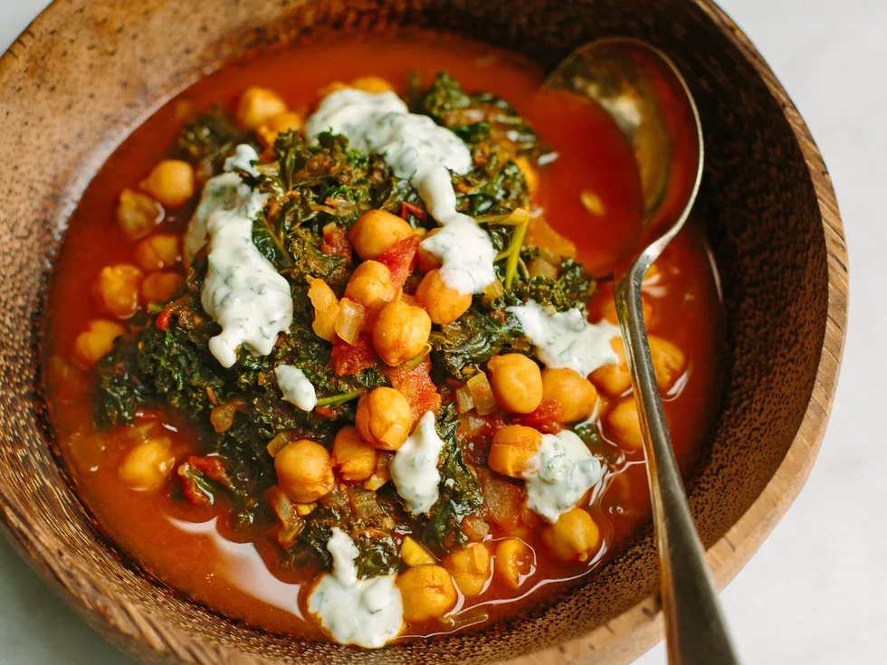 Stoof van kikkererwten, tomaat en boerenkool met gekruide yoghurt