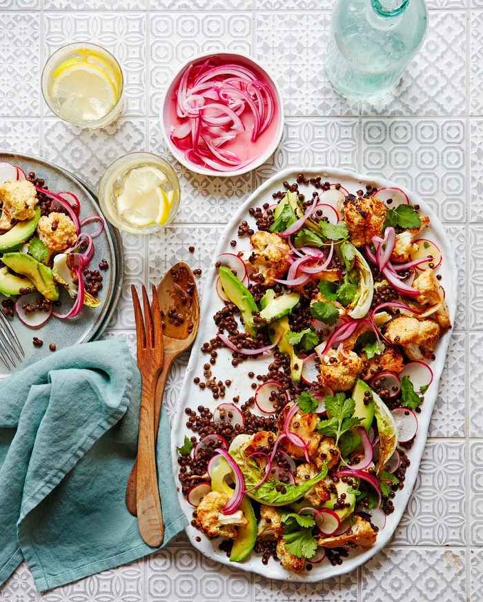  Miso geroosterde bloemkool, avocado en linzensalade