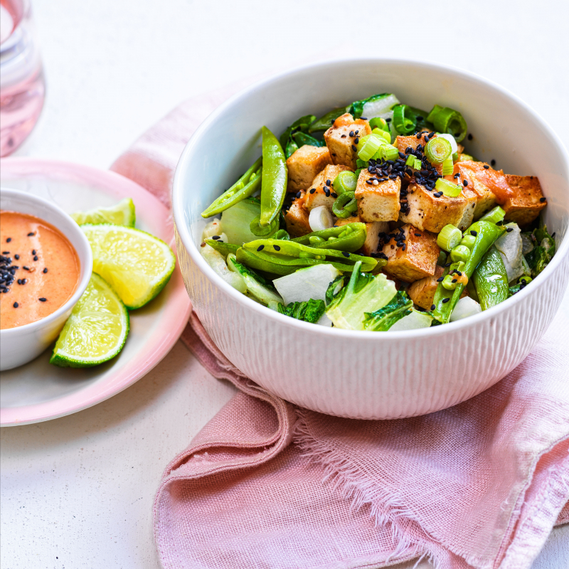 Tofubowl met krokante groentjes en pindasausje