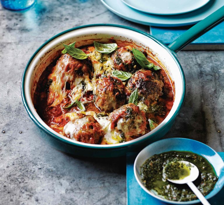 Gehaktballetjes uit de oven met boerenkoolpesto en mozzarella