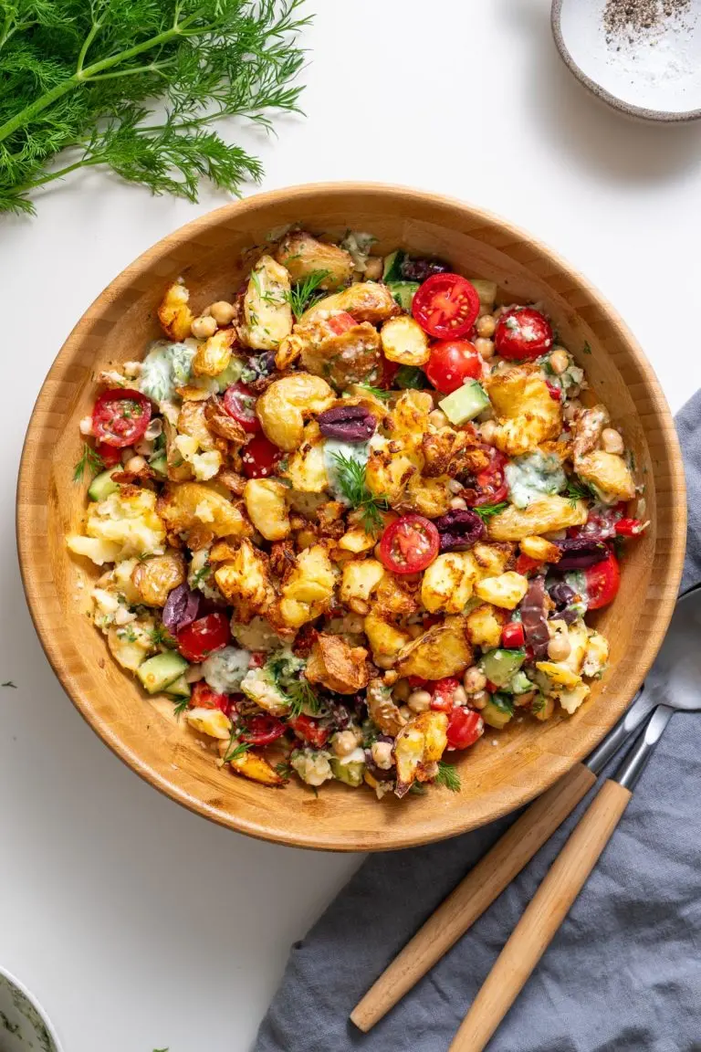 Knapperige aardappelsalade in Griekse stijl met tzatziki
